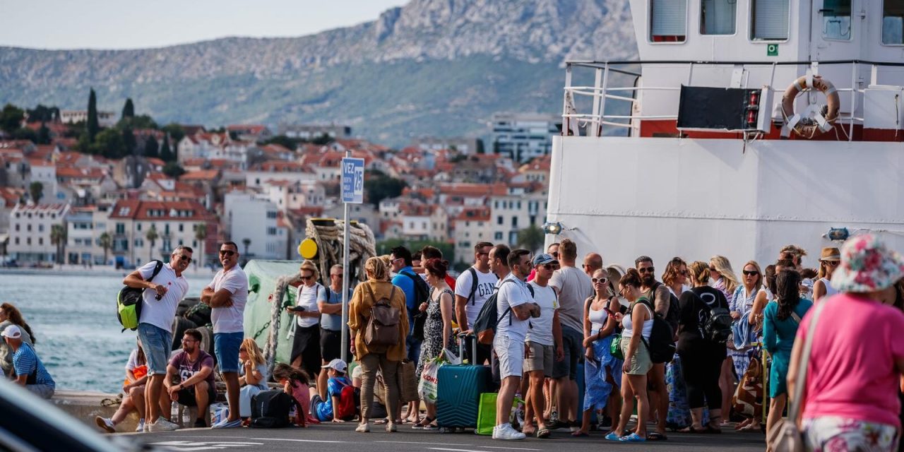 U morskim lukama više putnika i brodova, ali manje robe