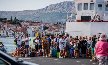 U morskim lukama više putnika i brodova, ali manje robe