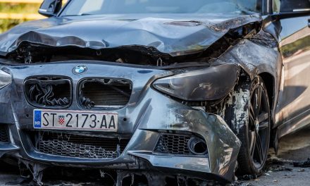 FOTO: U centru Splita planuo skupocjeni BMW, policija potvrdila uzrok požara