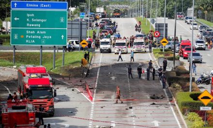 VIDEO Užas u Maleziji: Avion se srušio na autocestu, 10 mrtvih