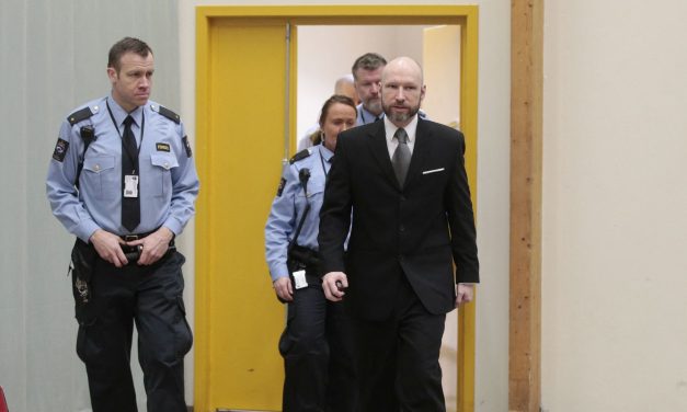 Norveški masovni ubojica, koji je ubio 77 ljudi, sada tuži državu zbog