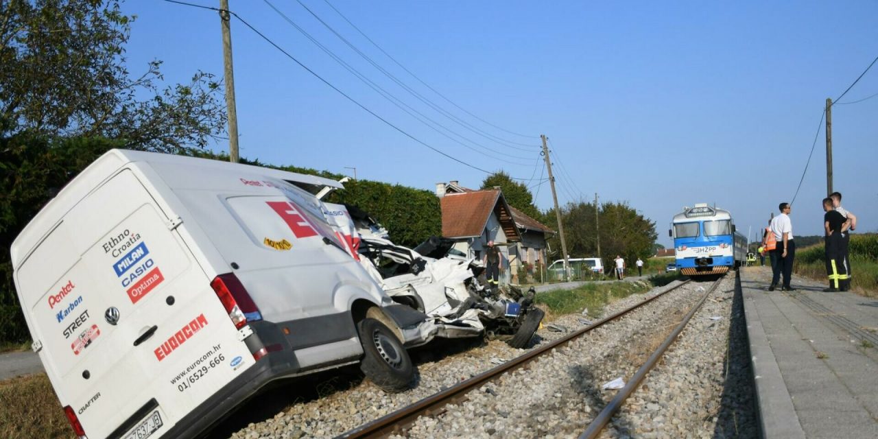 Putnički vlak naletio na kombi i iskočio iz tračnica: Ima ozlijeđenih