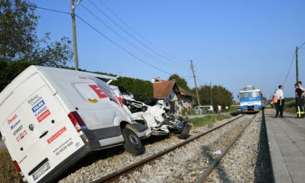 Putnički vlak naletio na kombi i iskočio iz tračnica: Ima ozlijeđenih