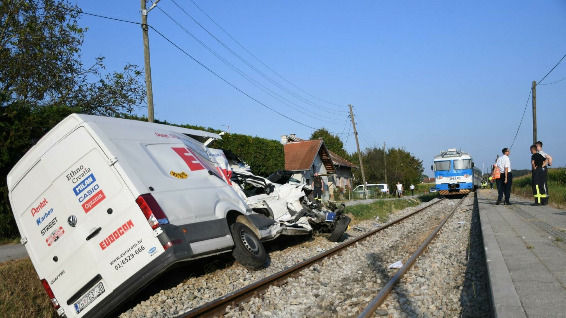 Putnički vlak naletio na kombi i iskočio iz tračnica: Ima ozlijeđenih