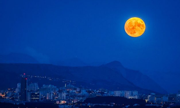 FOTO Plavi supermjesec iznad Splita: Pogledajte rijetku nebesku pojavu
