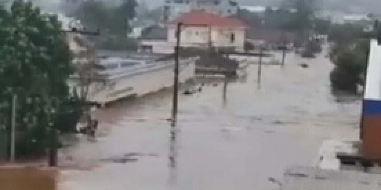 VIDEO “Moraš bježati! Ako ostaneš, umrijet ćeš”: Strašni prozori kako voda poplavljuje ulice i potapa kuće