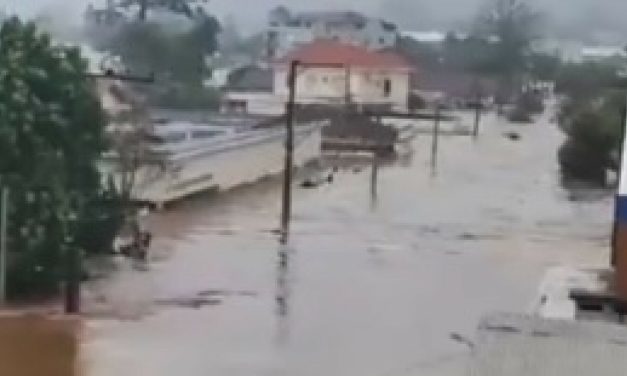 VIDEO “Moraš bježati! Ako ostaneš, umrijet ćeš”: Strašni prozori kako voda poplavljuje ulice i potapa kuće