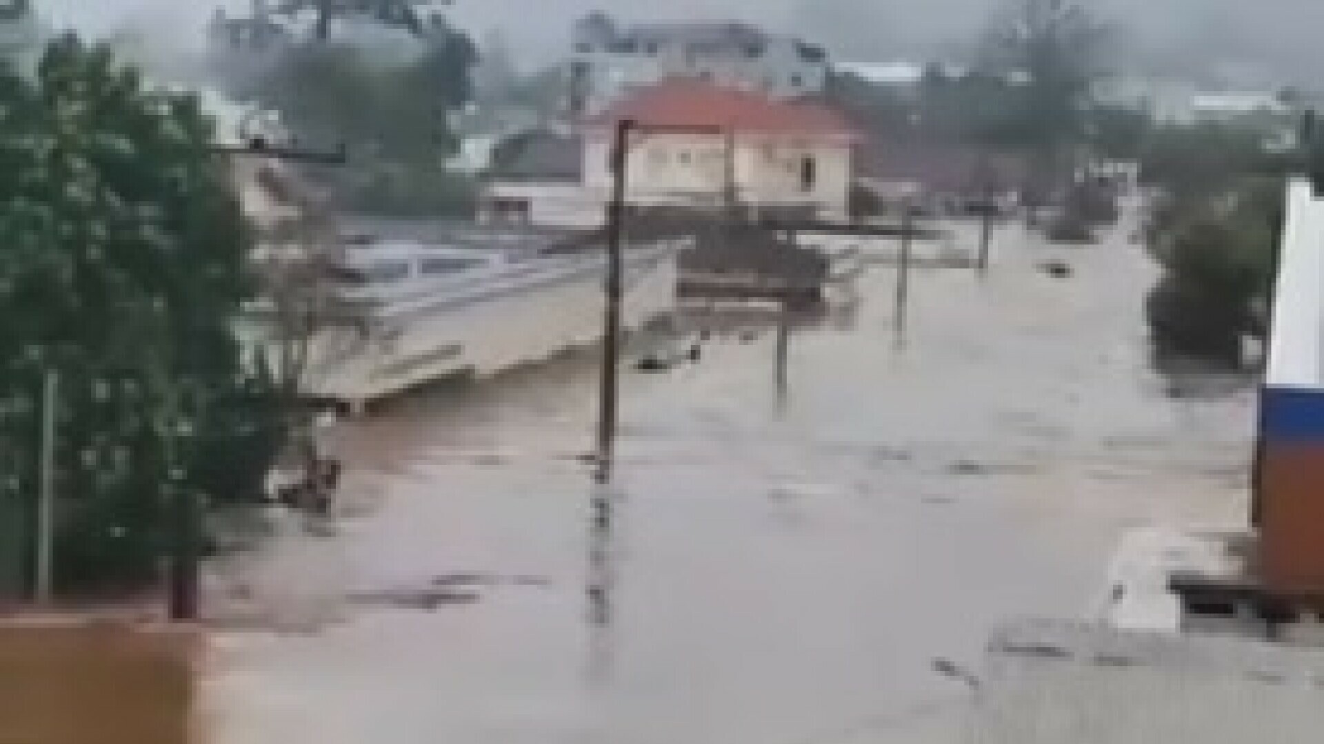 VIDEO “Moraš bježati! Ako ostaneš, umrijet ćeš”: Strašni prozori kako voda poplavljuje ulice i potapa kuće
