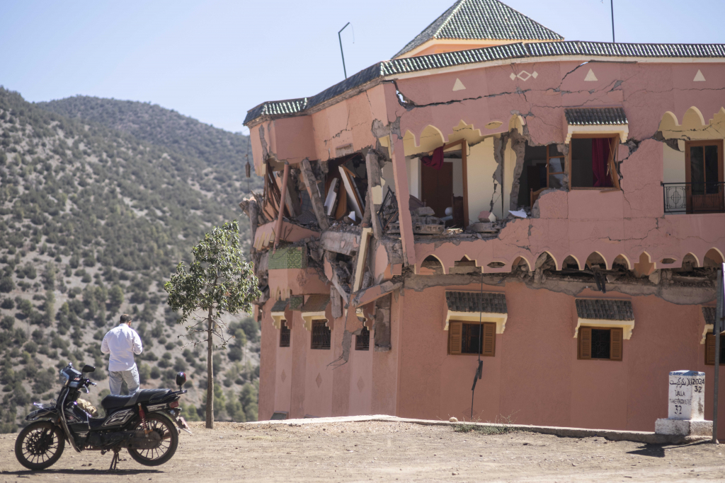 Smrt se širi ranjenim Marokom: Broj poginulih raste, spasioci kopaju ruševine golim rukama