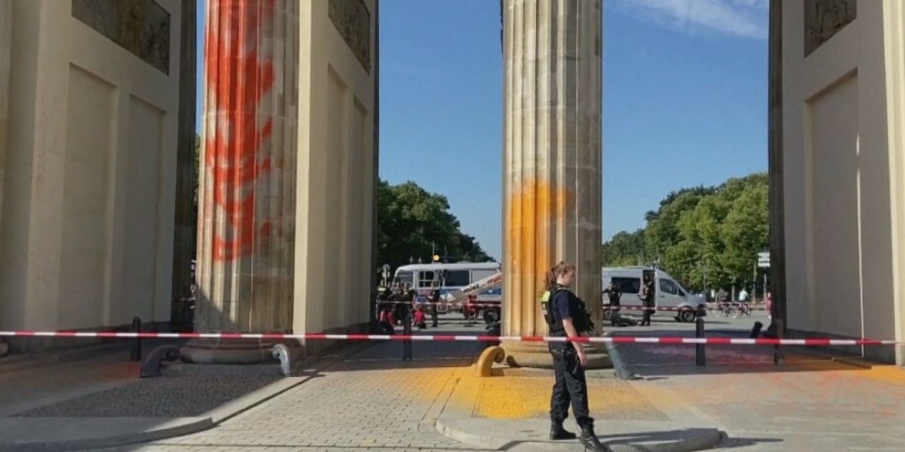 Prosvjednici u vatrogasne aparate stavili boju pa poprskali simbol Berlina: ”Došlo je vrijeme za politički zaokret”