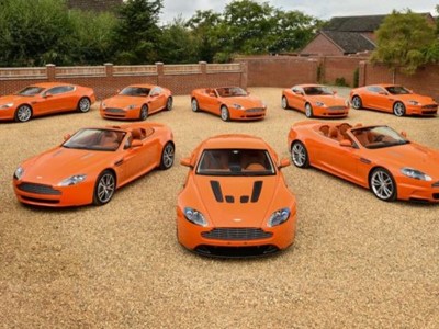Osam jedinstvenih, jarko narančastih Aston Martina na aukciji